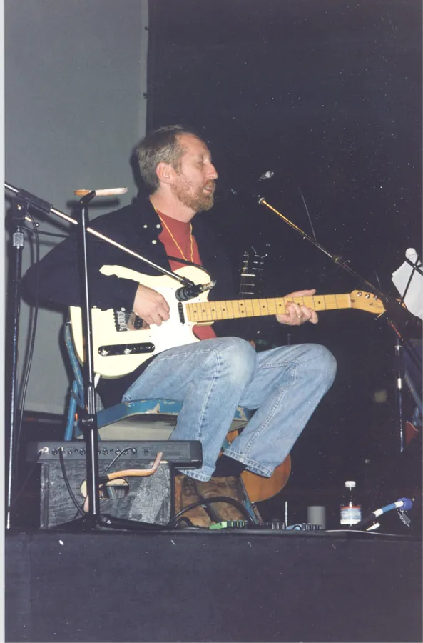 Pearls Before Swine founder Tom Rapp performing in 1998.