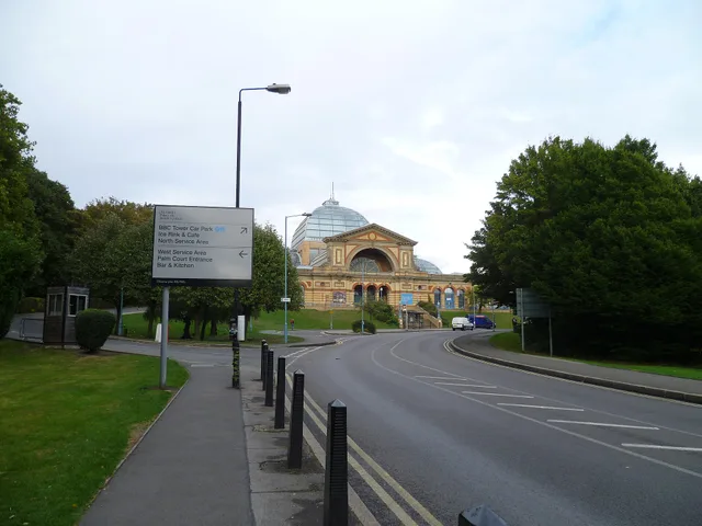 This is a photo of listed building number 1268256 .