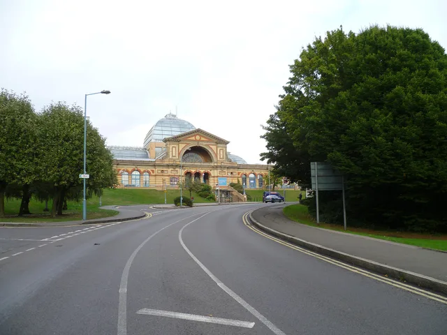 This is a photo of listed building number 1268256 .