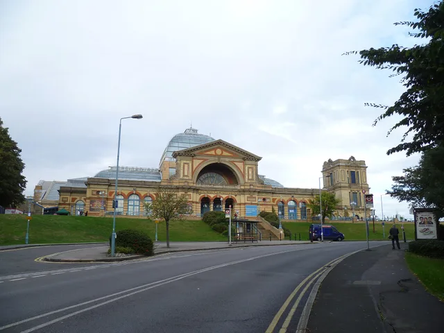 This is a photo of listed building number 1268256 .