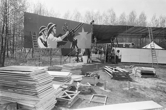 Building the Vietnamweide stage in Amsterdamse Bos