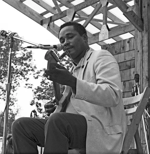 Juke Boy Bonner performing at the 1970 Ann Arbor Blues Festival, Ann Arbor, Michigan. Photo by Jeff Titon.