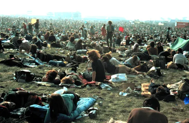 Audience gathered at the Isle of Wight Festival in August 1970