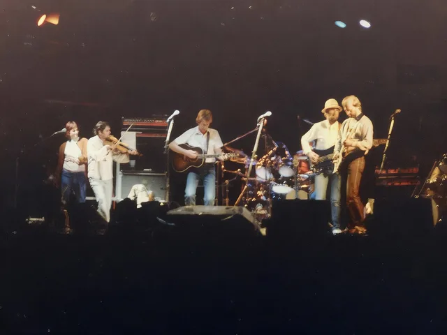 Fairport Convention, UK electric folk band on stage at the 1982 Cropredy Festival (Tony Rees photograph). L R: Linda Thompson (guest), Dave Swarbrick, Trevor Lucas, obscured drummer (Dave Mattacks), Dave Pegg, Jerry Dona