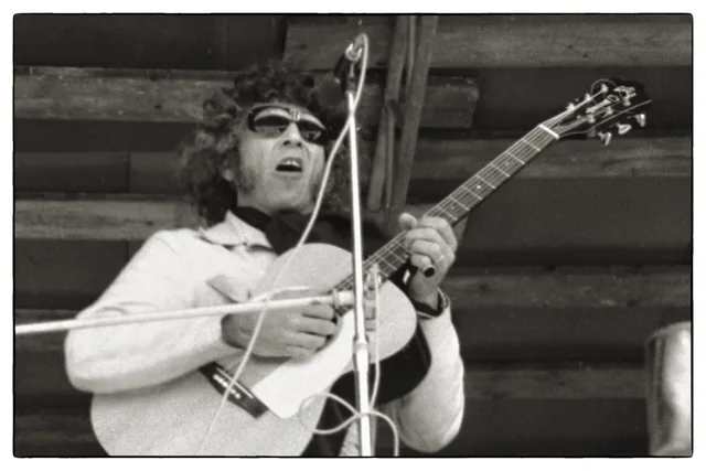 Alexis Korner performing at the Fehmarn festival in 1970