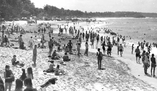 Festivalgoers on the beach during Mar y Sol in April 1972