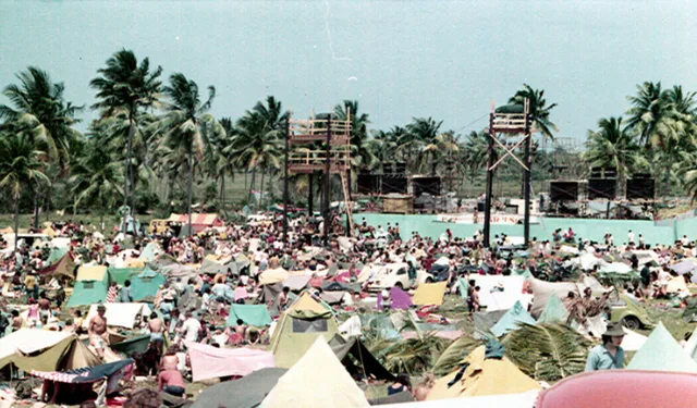 The Mar y Sol festival site and audience in daylight in 1972