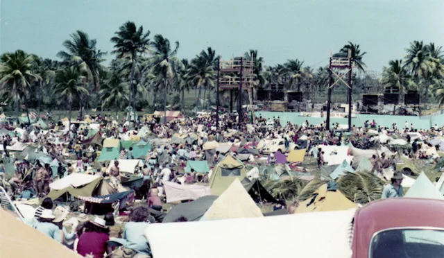 Wide view of the Mar y Sol stage in April 1972